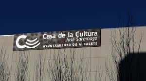 Detalle del cartel de identificación de la Casa de la Cultura José Saramago en la fachada del edificio