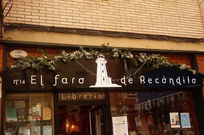 Fachada de la librería El Faro de Recóndito con decoración navideña