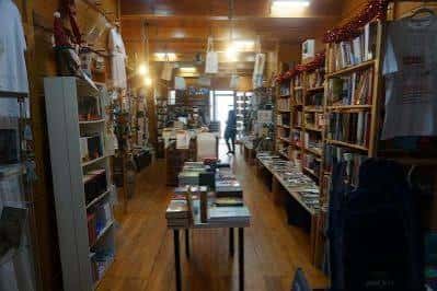 Interior acogedor de la librería con estanterías de madera y ambiente cálido