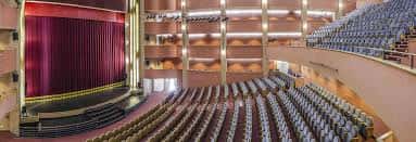 Vista panorámica del interior del auditorio con escenario y butacas