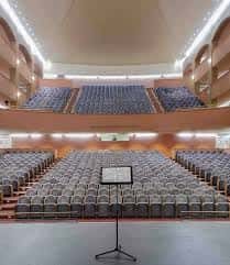 Interior del auditorio con escenario y butacas vacías