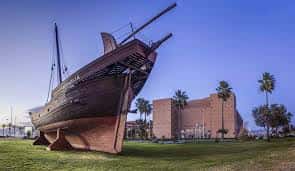 Vista exterior del auditorio con la escultura de barco en primer plano