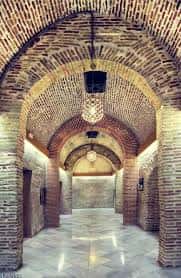 Interior de los Aljibes Árabes de Jairán con iluminación moderna y bóvedas históricas