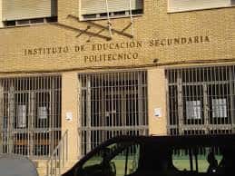 Fachada principal del IES Politécnico con inscripción visible y rejas en ventanas