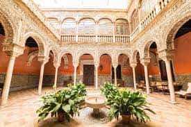 Patio interior de la Casa de Salinas con arcos mudéjares y columnas