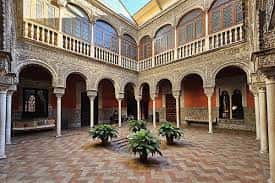 Vista amplia del patio central con decoración de azulejos y plantas ornamentales