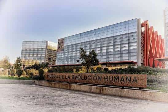 Vista exterior del Museo de la Evolución Humana con su distintiva fachada de cristal y estructura roja