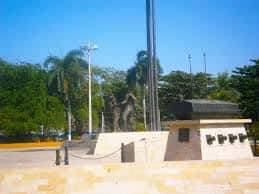 Vista panorámica del Parque de la Marina con palmeras y monumento central
