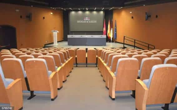 Vista general del Salón de Actos de la Diputación de Albacete con butacas y escenario