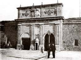 Puerta de Madrid en Cartagena con figura histórica en primer plano