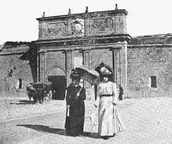 Puerta de Madrid con dos mujeres vestidas a principios del siglo XX