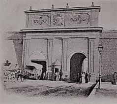 Vista de la Puerta de Madrid con carruajes y personas en la entrada