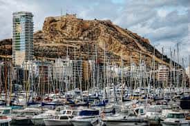 Puerto deportivo de Alicante con veleros y el monte Benacantil al fondo