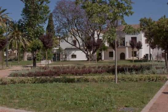 Vista general de los Jardines de Orive con el palacio blanco al fondo y zonas ajardinadas