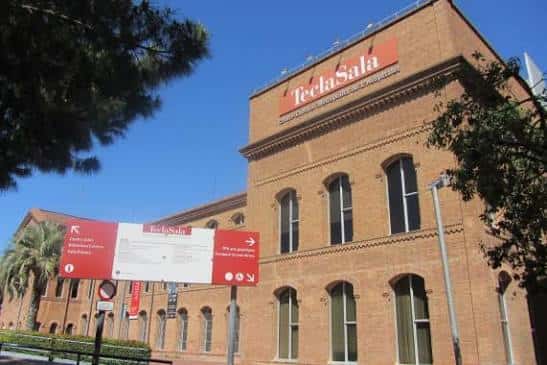 Entrada principal del Centro Cultural Tecla Sala con letrero destacado y señalética informativa en primer plano