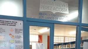 Entrada principal de la Biblioteca Pública Municipal María Nieves Pérez Acosta con letrero visible