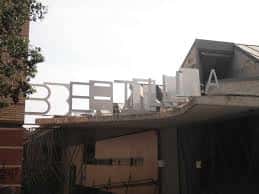 Fachada exterior del Espai Betúlia con el nombre del centro en letras grandes