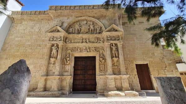 Fachada principal del Museo Arqueológico con relieves históricos y columnas