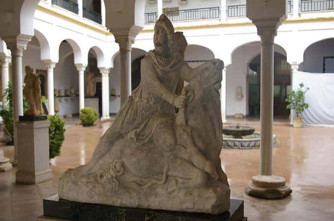 Escultura romana en el patio central rodeado de columnas y galerías