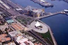 Vista aérea de la Plaza de Canarias y su entorno portuario, destacando el espacio público y la conexión con el mar