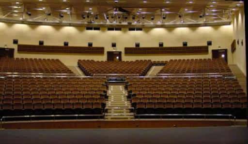 Interior del auditorio del Teatro de la Paz con butacas marrones y escenario