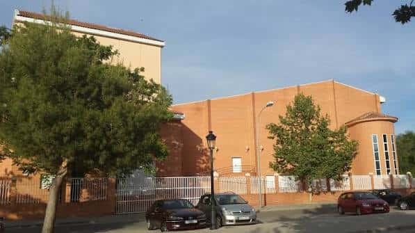 Vista exterior del Teatro de la Paz en Albacete con fachada de ladrillo y árboles