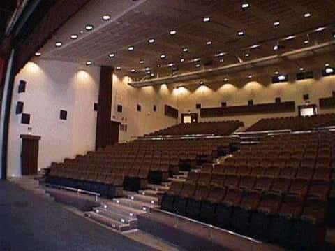 Vista lateral del auditorio del Teatro de la Paz con gradas y techo iluminado
