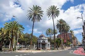 Vista panorámica del Parque San Telmo con palmeras y kiosco central bajo cielo azul