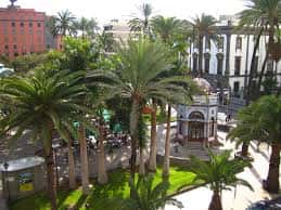 Plaza del Parque San Telmo desde una perspectiva elevada, mostrando vegetación y arquitectura urbana