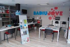 Interior del Badiu Jove con zona de trabajo y mobiliario moderno