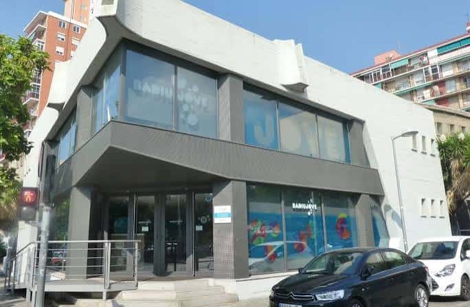 Fachada exterior del Badiu Jove en Badalona con diseño contemporáneo