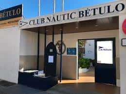 Detalle de la entrada del club con letrero y zona de recepción