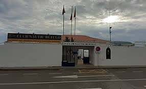 Vista frontal del Club Nàutic Bétulo bajo cielo nublado