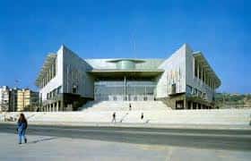 Fachada exterior del Pabellón Olímpico de Badalona bajo cielo despejado