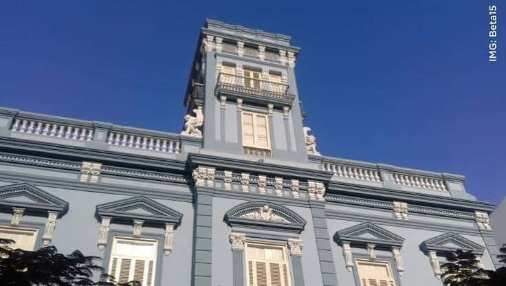 Fachada exterior del Palacete Rodríguez Quegles con detalles arquitectónicos neoclásicos