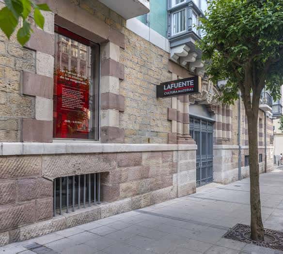 Fachada exterior del edificio Lafuente Cultura Material en Santander