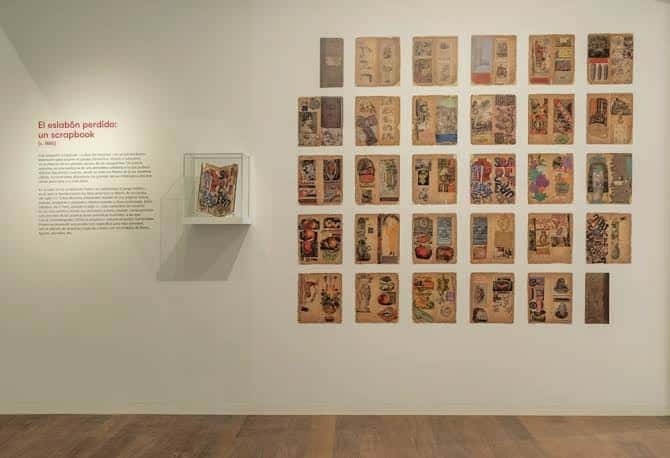 Vista de la exposición con scrapbooks históricos en la pared