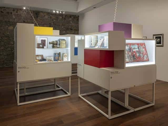 Diseño de instalación con módulos de exhibición de colores y objetos culturales