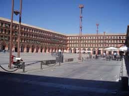 Vista panorámica de la Plaza de la Juventud con edificios históricos y espacio abierto para eventos