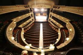 Interior del auditorio del Teatro Principal con vista cenital de las gradas y el escenario