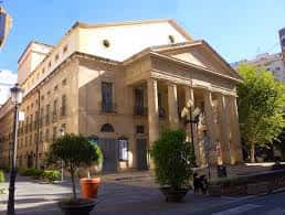 Vista exterior del Teatro Principal de Alicante con su fachada neoclásica y columnas