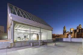 Vista nocturna de la terraza del CAAM con iluminación moderna y vistas a la ciudad