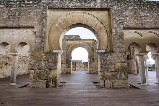 Vista frontal de los arcos de herradura y columnas del patio principal