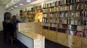 Interior de El Impulso Heroico con estanterías de libros y zona de lectura