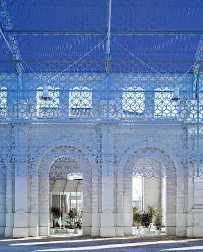 Vista cenital del techo de cristal y metal con iluminación decorativa en el interior