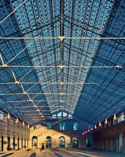 Vista cenital del techo de cristal y la estructura metálica del interior