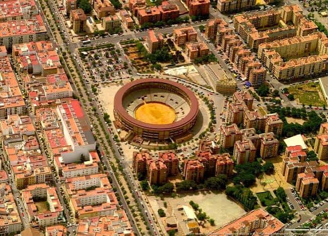 Vista panorámica aérea de la plaza de toros y su entorno urbano en Córdoba