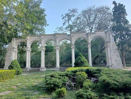 El pórtico de arcos y columnas del Paseo de la Isla en un día soleado