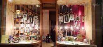 Vista nocturna de la fachada de la librería Mar de Hojas con escaparates iluminados y decoración festiva