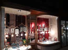 Interior de la librería con estanterías llenas de libros y ambiente acogedor